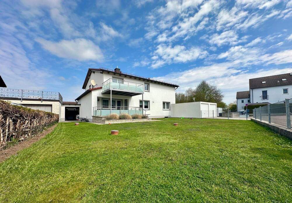 Thumbnail-Attraktives Ein- bis Zweifamilienhaus mit 5 Garagen und Ausbaupotenzial