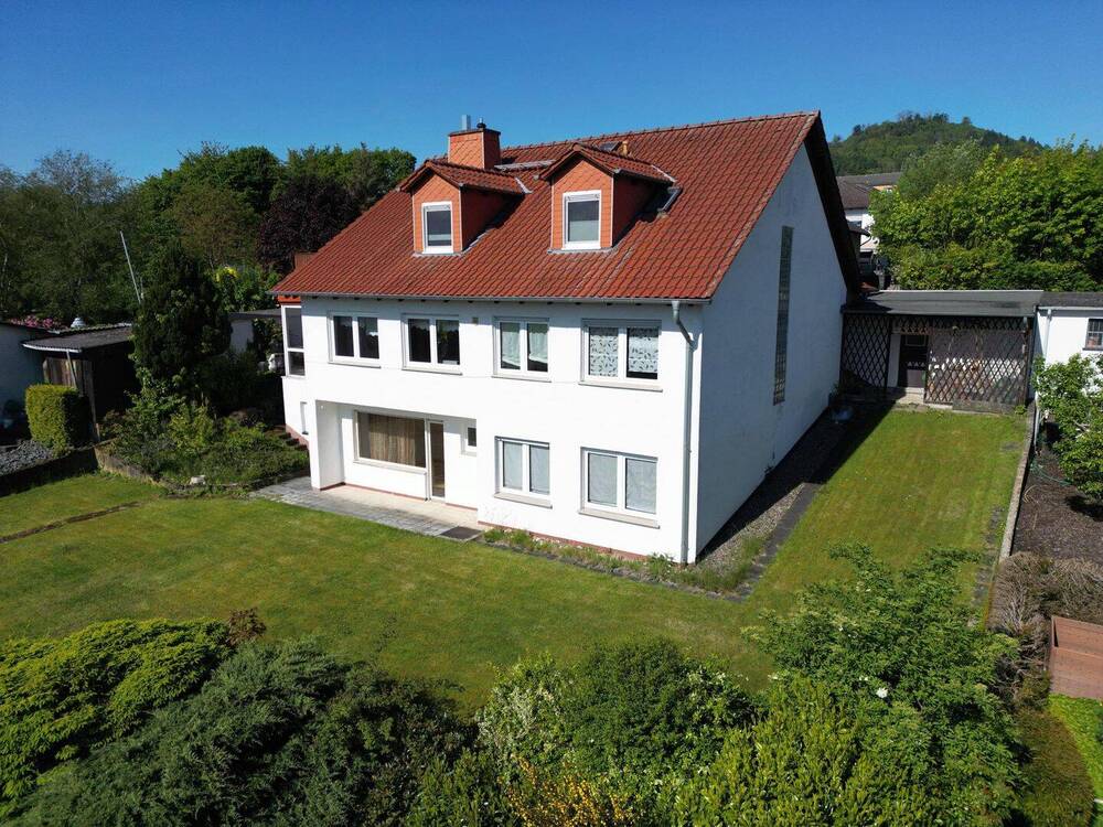 Thumbnail-Großes Einfamilienhaus mit vermieteter Einliegerwohnung in Panoramalage von Baunatal-Großenritte!