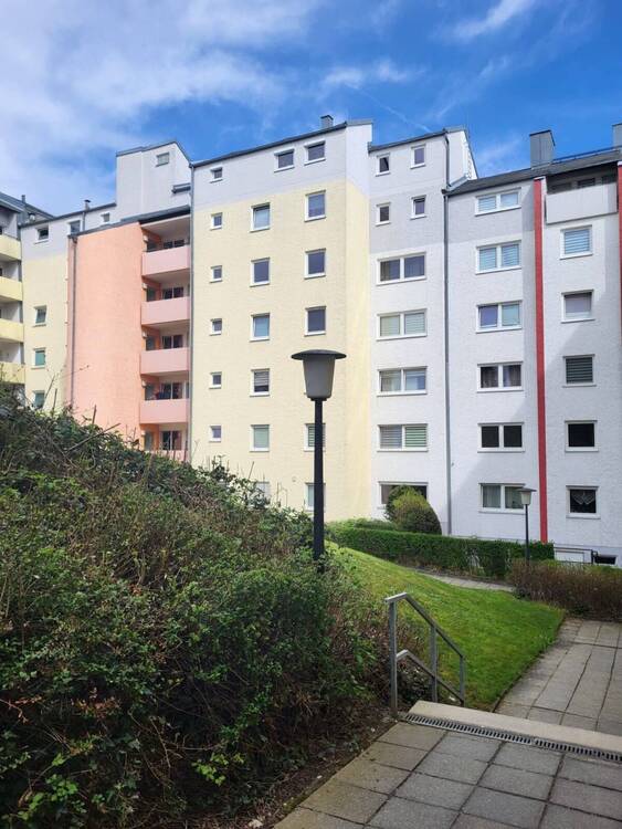 Thumbnail-Großzügige & renovierte 3-Zimmer Wohnung in familiärer Wohngegend!