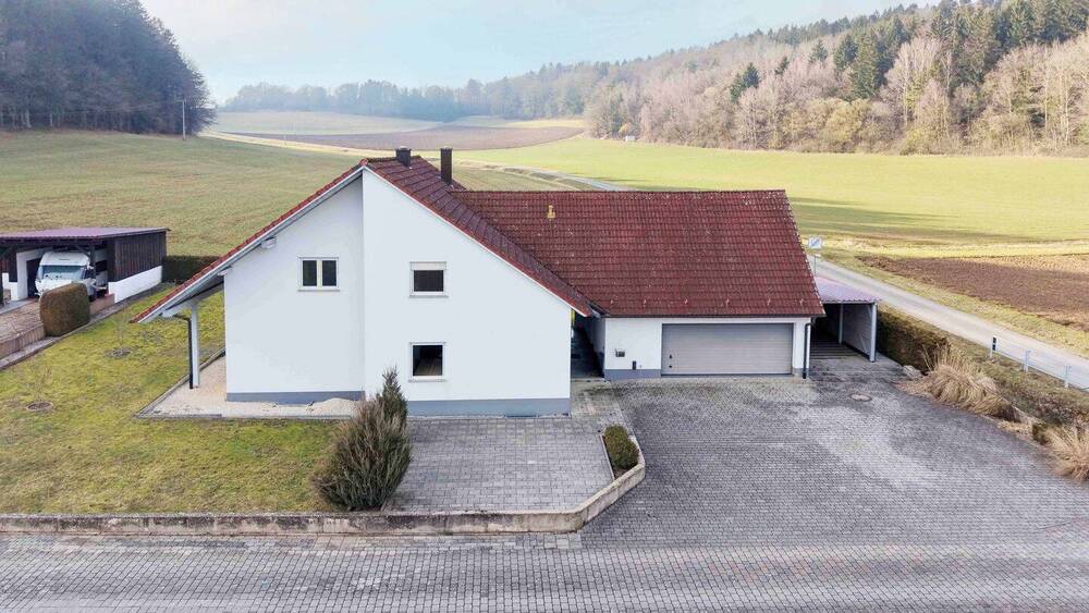 Thumbnail-Ländliches Ein-Zweifamilienhaus mit Ausbaureserven in Lippertshofen