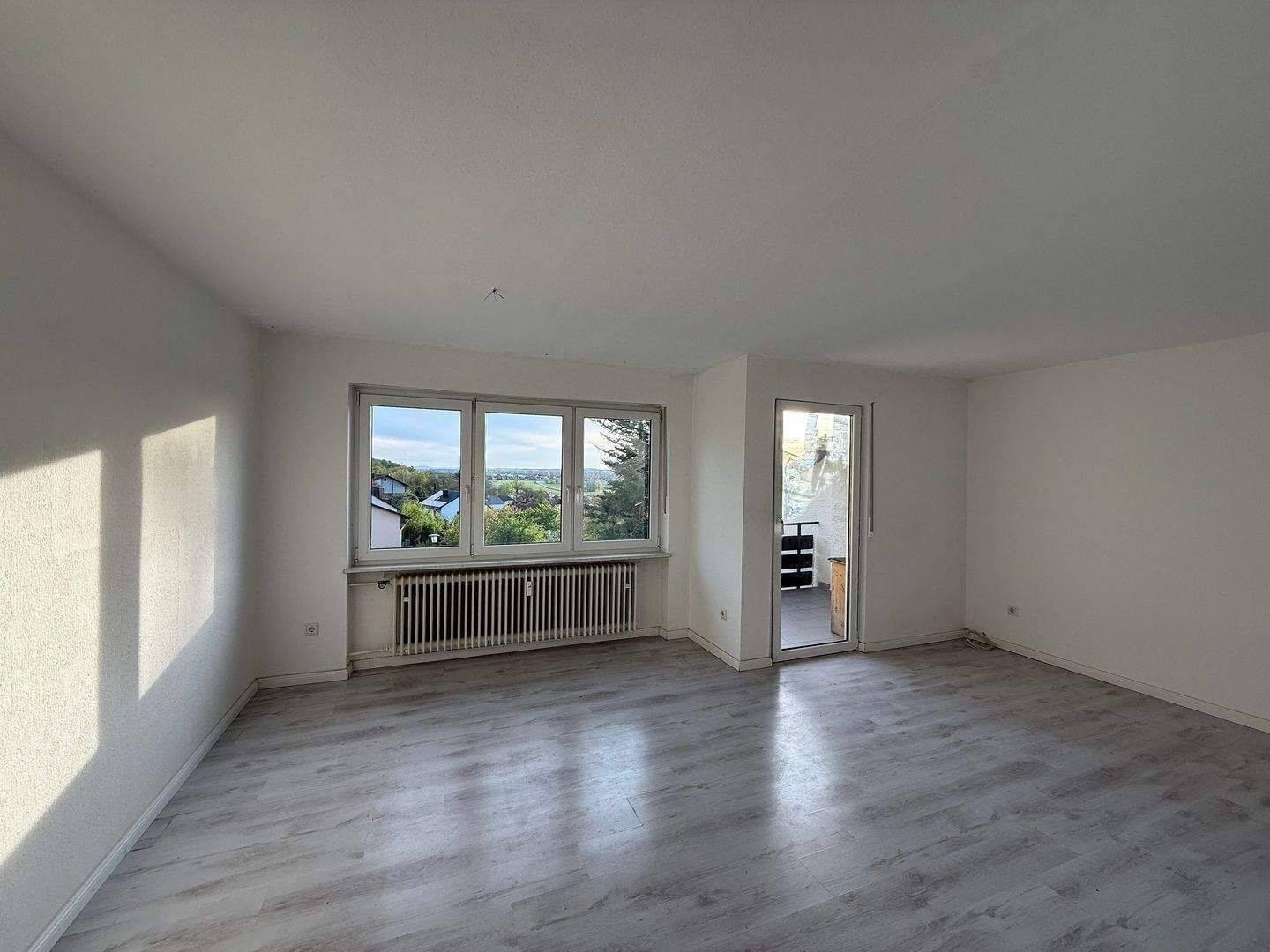 Thumbnail-Provisionsfrei & bezugsfähig! Nette 3-Zimmer-Wohnung mit Südwestloggia, ca. 77,6 qm im 1.OG in ruhiger Hanglage