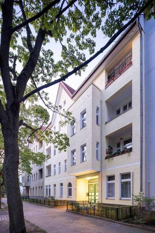 Thumbnail-Grün wohnen in Reinickendorf - 2-Zimmer-Altbau mit Südbalkon, vermietet mit Option zur Eigennutzung!