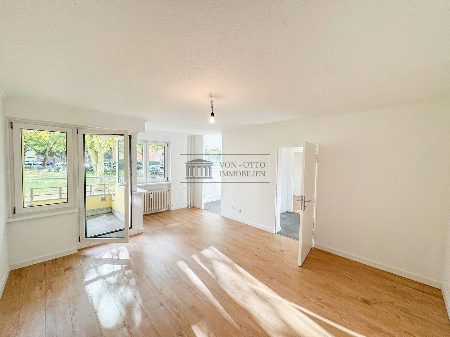 Thumbnail-Raum für gemeinsame Momente: modernes Wohnen mit Balkon