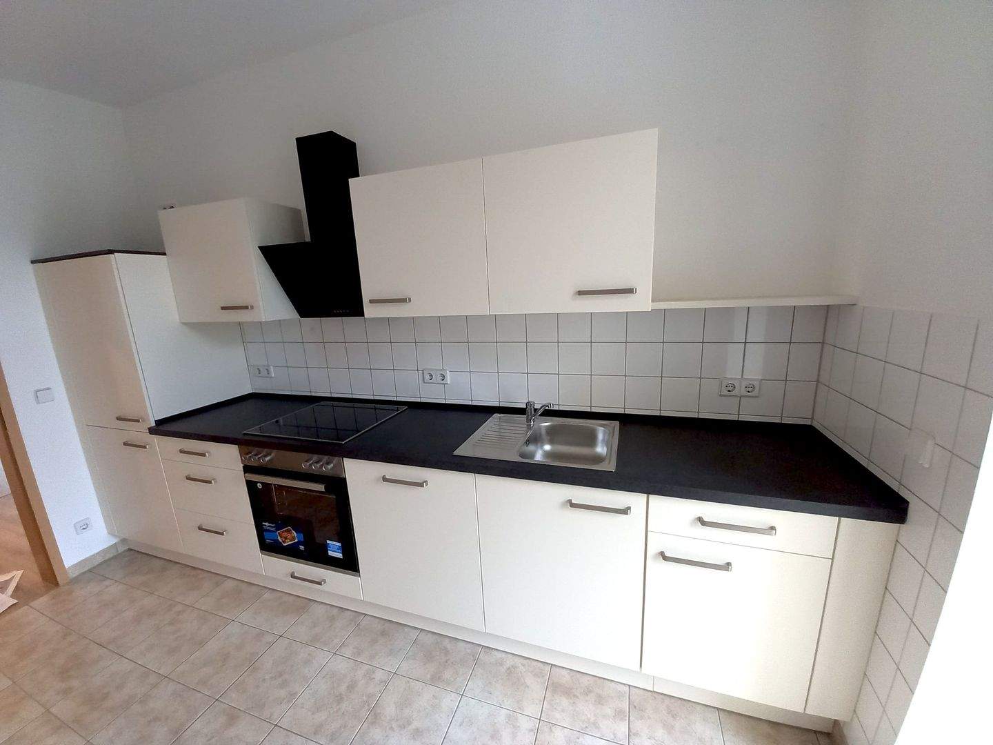 Thumbnail-FREUNDLICHE WOHNUNG IN UNINÄHE MIT EINBAUKÜCHE!