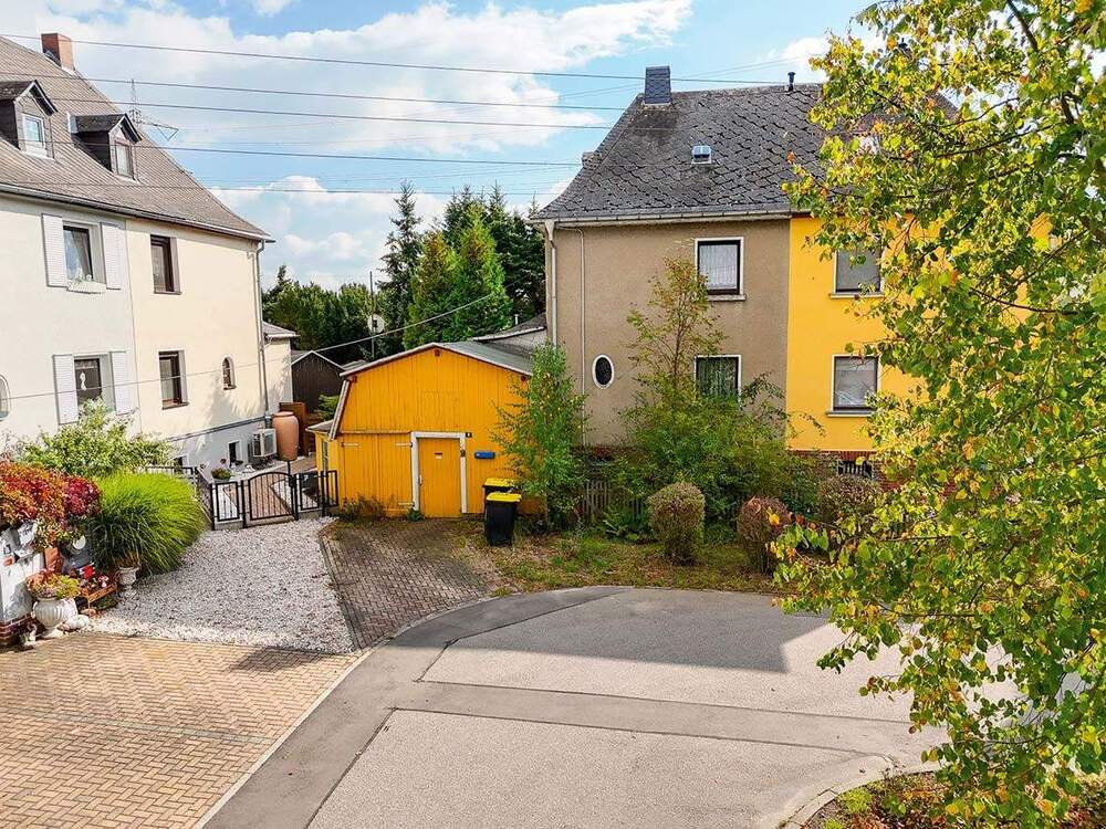 Thumbnail-sanierungsbedürftiges Wohnhaus mit Garten