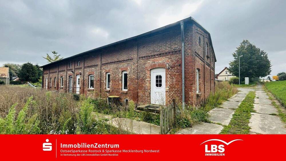 Thumbnail-Sanierungsbedürftiges Mehrfamilienhaus