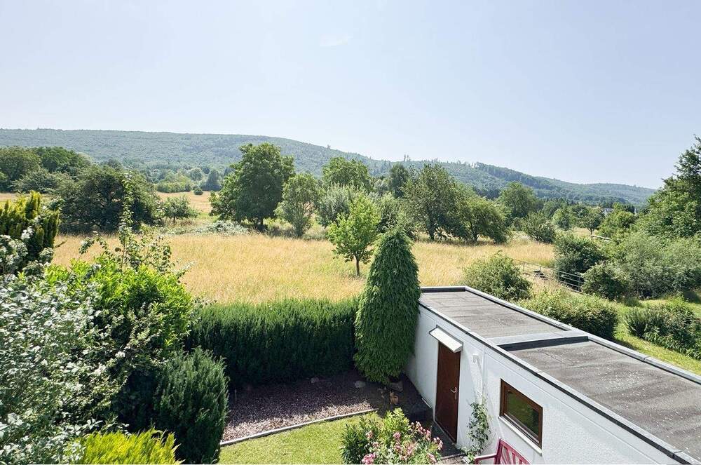 Thumbnail-WOHNEN IM GRÜNEN - GROSSZÜGIGES EINFAMILIENHAUS MIT AUSBAUPOTENTIAL UND GROSSER GARAGE