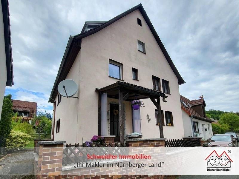 Thumbnail-Preiswertes Zweifamilienhaus in SimmelsdorfHüttenbach mit Garten und Nebengebäuden