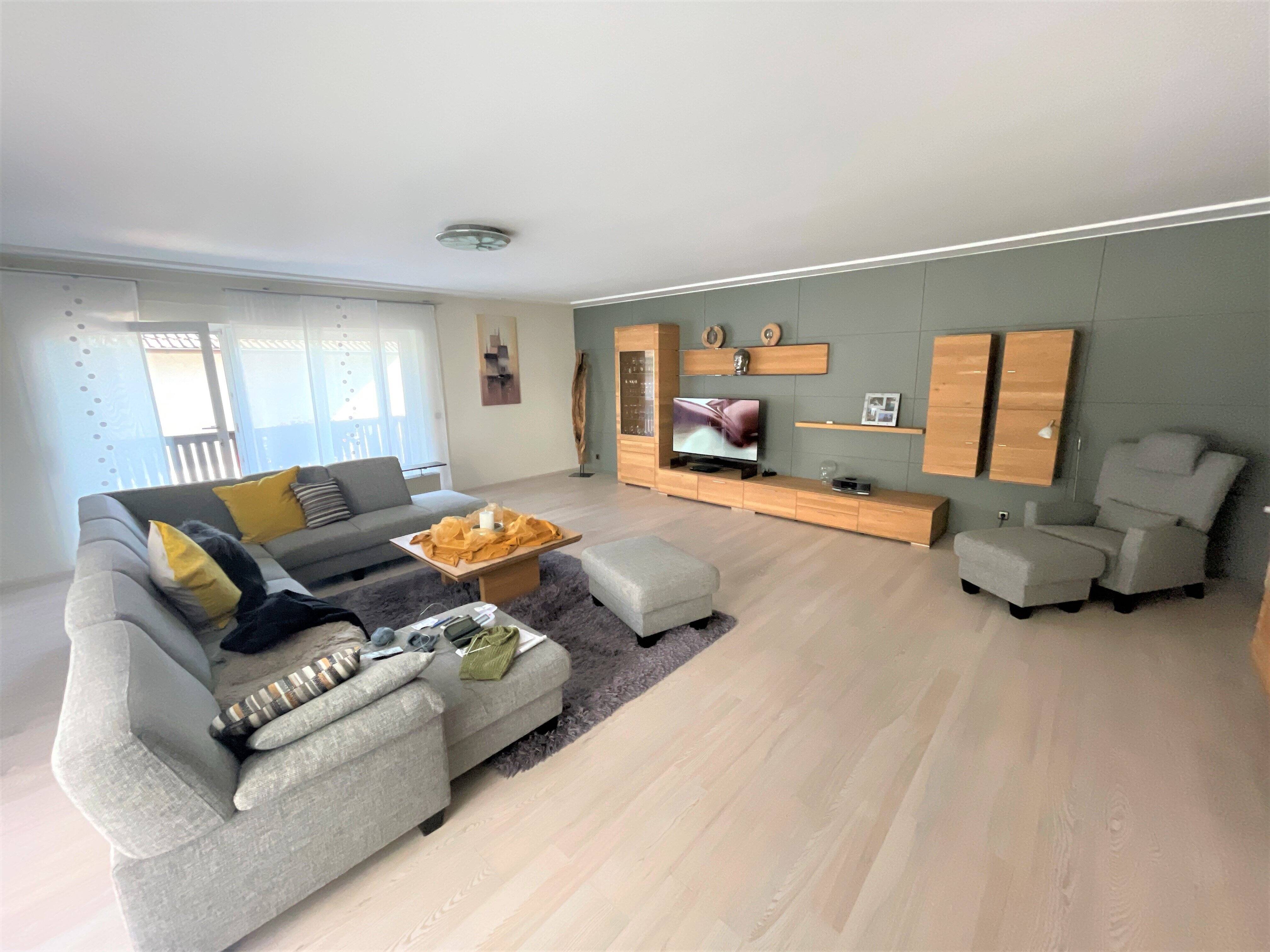 Thumbnail-Friedberg: Gehobenes Einfamilienhaus mit ELW und Gewerbehalle zu verkaufen