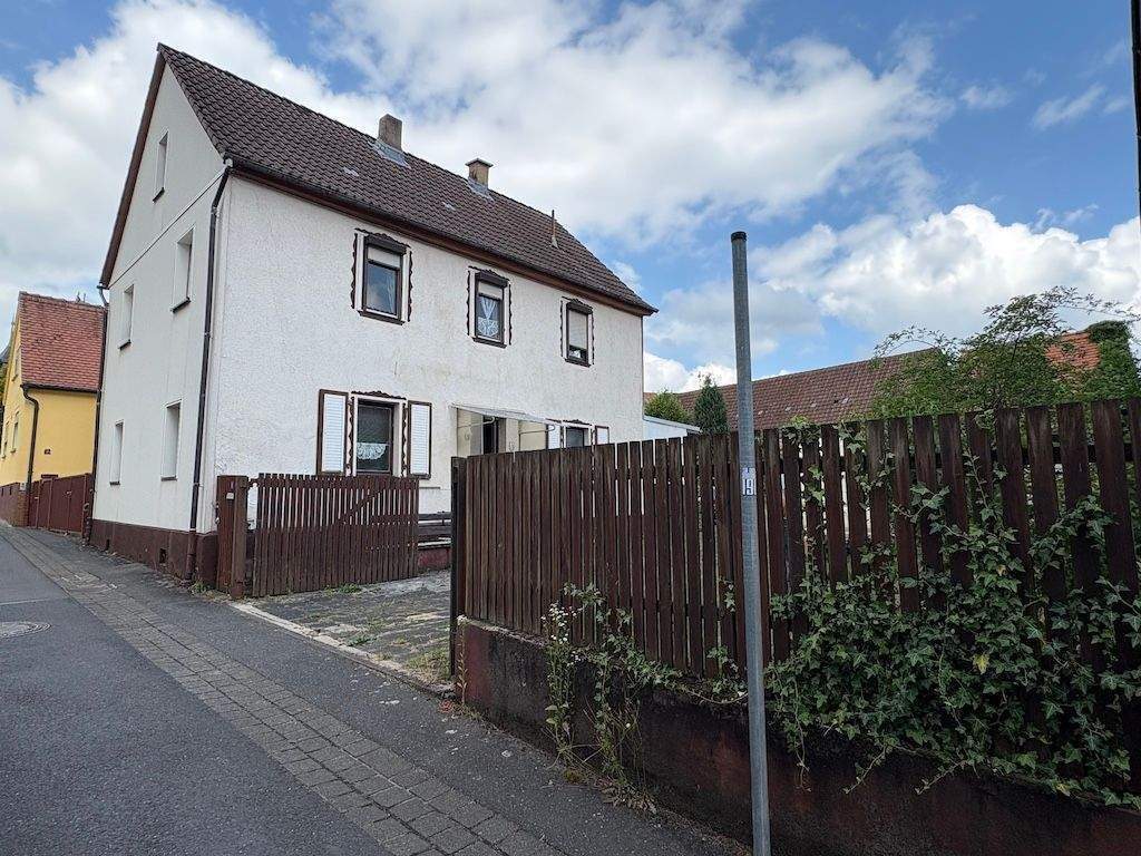 Thumbnail-Einfamilienhaus mit Nebengebäuden