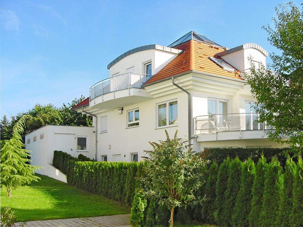 Hausansicht mit Garten und Balkonen