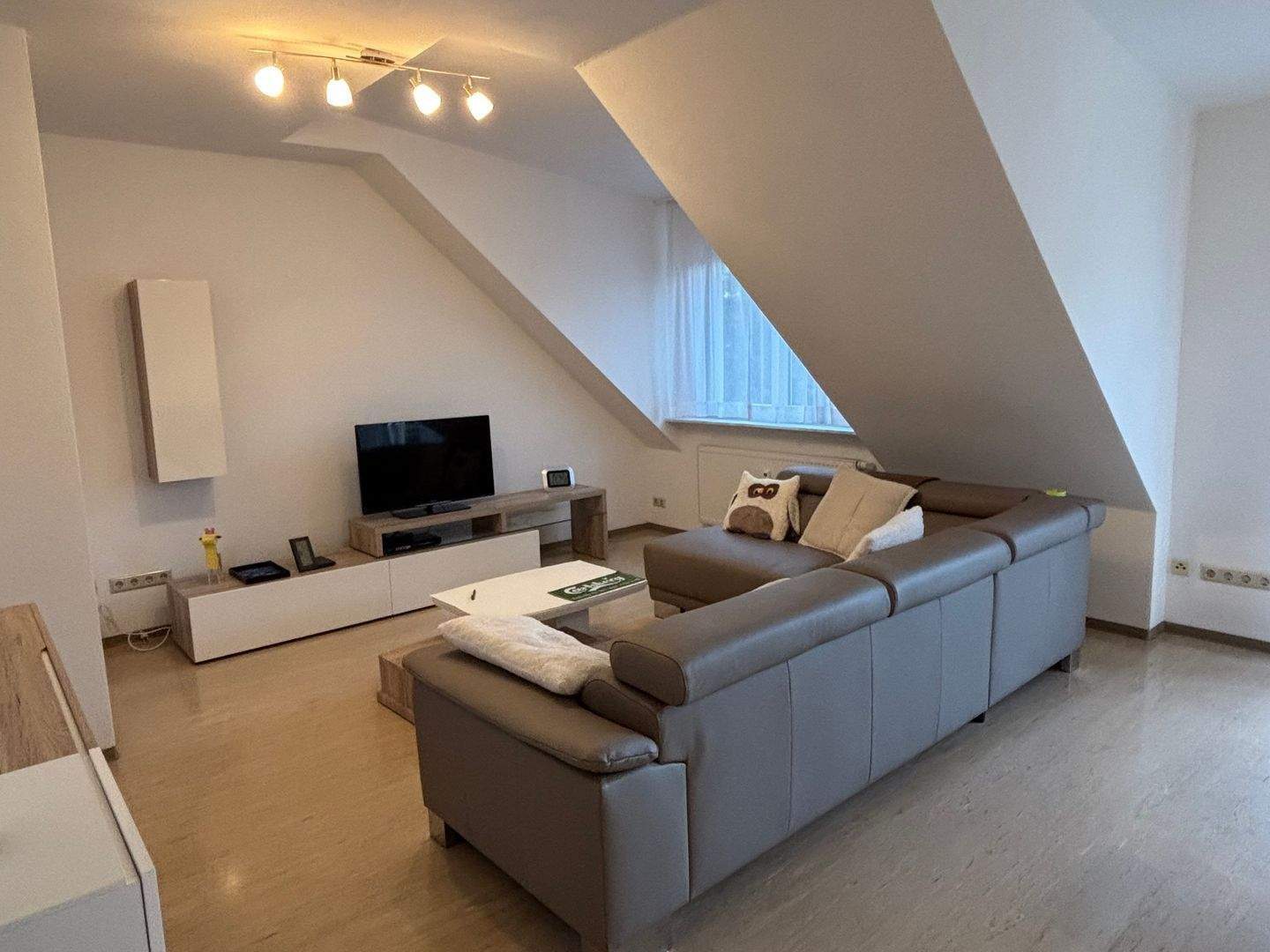 Thumbnail-Moderne 3-Zimmer-DG-Wohnung mit Balkon & Weitblick – ruhige Lage in Kitzingen (sofort bezugsfrei)