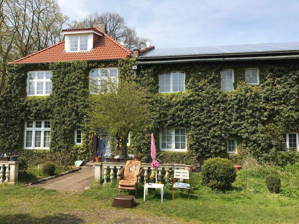 Thumbnail-In Strandnähe und idyllischer Alleinlage: Großes Bauernhaus mit Nebengebäuden, gr. Garten, Paddock und Stallungen – in Strand- und Stadtnähe