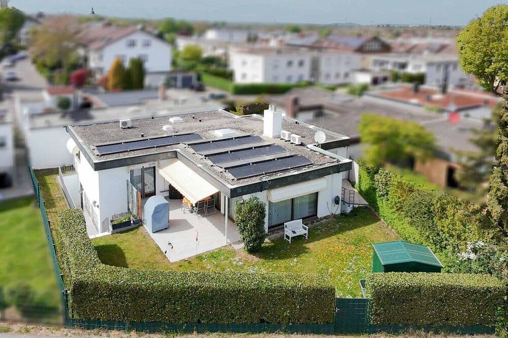 Thumbnail-Gepflegter Bungalow mit Einliegerwohnung, Garten und 2 Terrassen in Feldrandlage