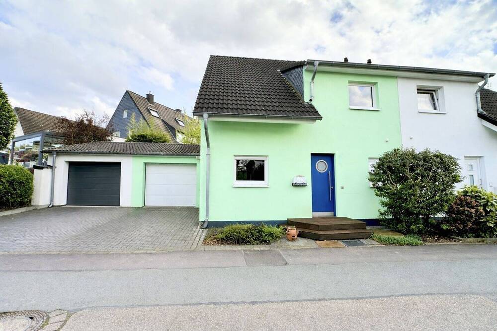 Thumbnail-Familientraum: Moderne Doppelhaushälfte mit Garage und sonnigem Garten