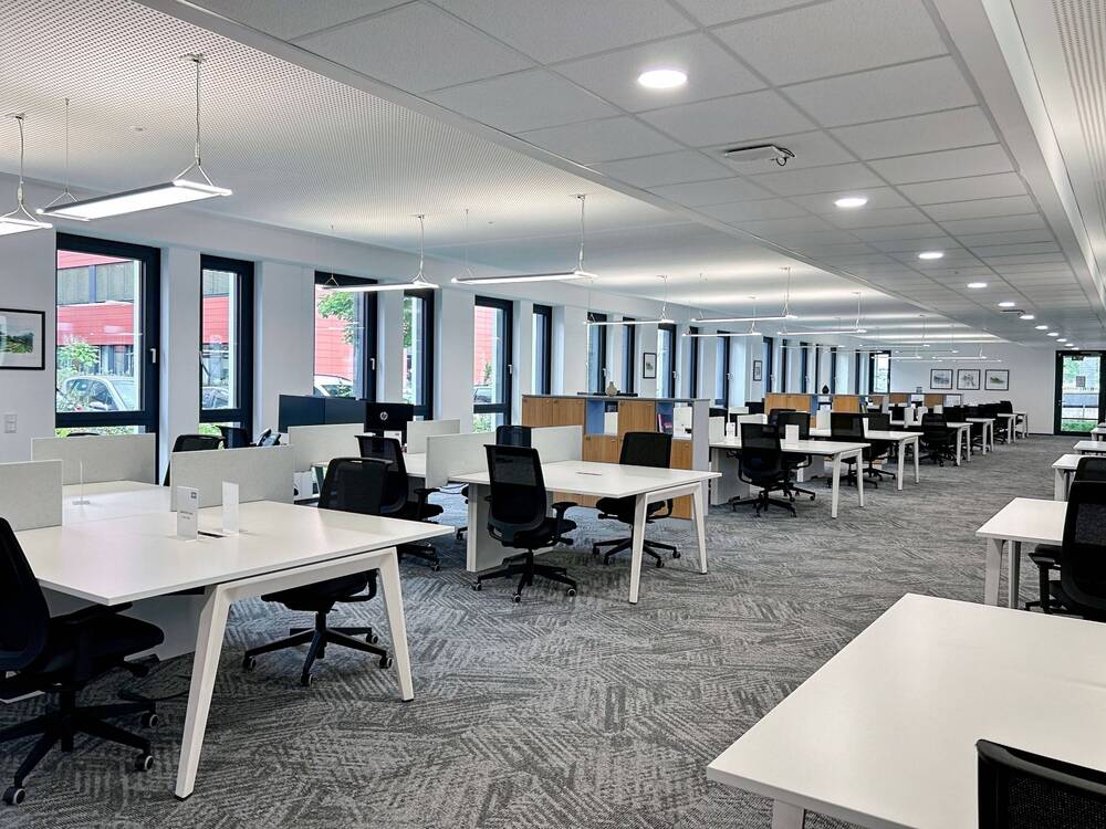 Thumbnail-Buchen Sie einen reservierten Coworking-Arbeitsplatz oder Hot Desk in HQ HangarOne