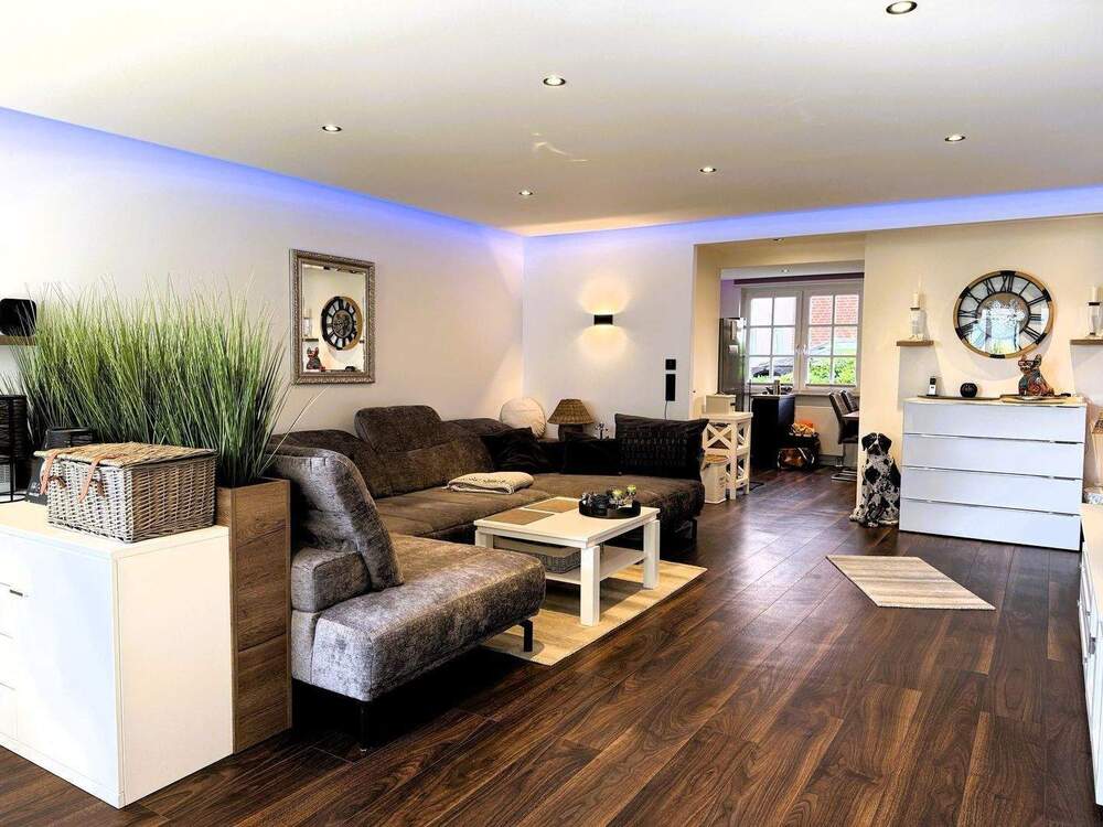 Thumbnail-Eutiner Adresslage. Einmalige, sanierte 3-Zimmer-Designwohnung mit Loggia und Seeblick.