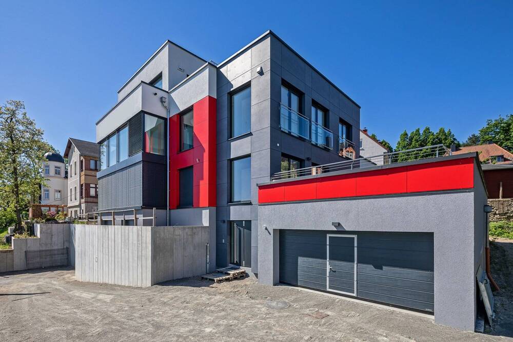 Außenansicht mit Zufahrt