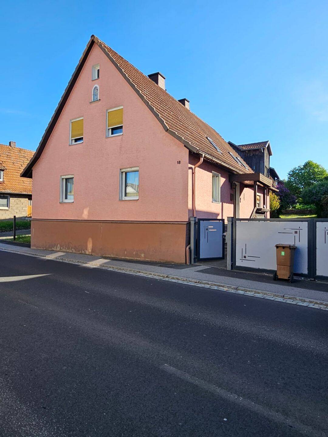 Thumbnail-Charmantes Einfamilienhaus mit großem Garten, Nebengebäude und Scheune