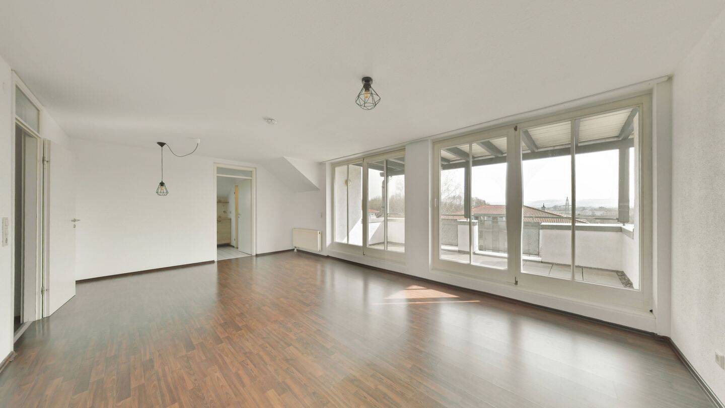 Thumbnail-Sofort frei: 3-Zimmer-Dachgeschosswohnung mit großer überdachter Dachterrasse, TG-Stellplatz und Außenstellplatz