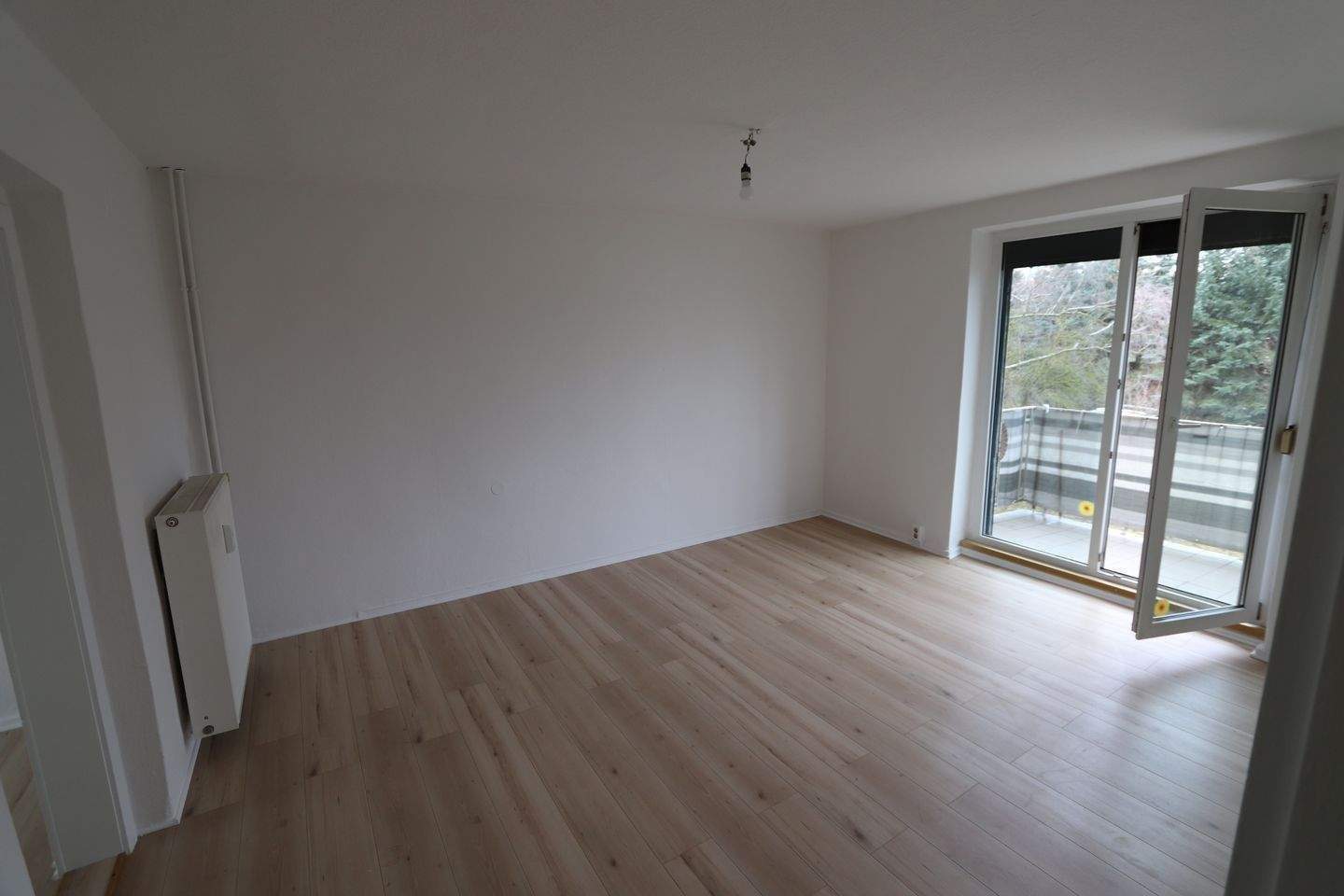 Thumbnail-* Frisch renovierte Wohnung mit Balkon in saniertem Wohnhaus in grüner Ruhiglage - Röblingen am See *