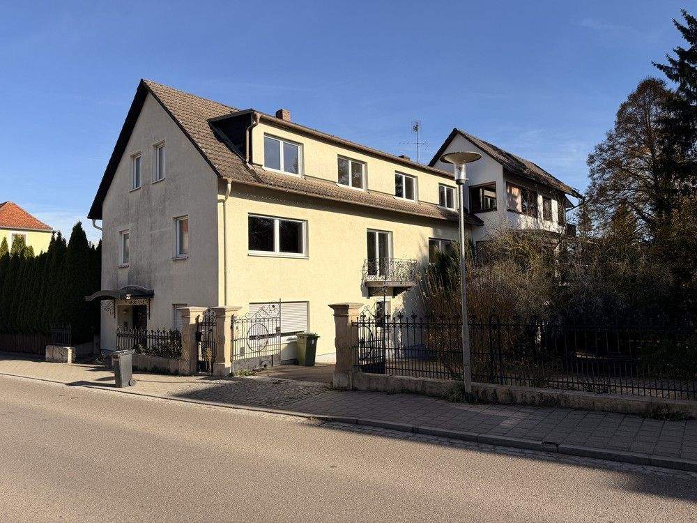 Thumbnail-DAS INVEST - Mehrfamilienhaus mit zwei Garagen, Carport und Garten