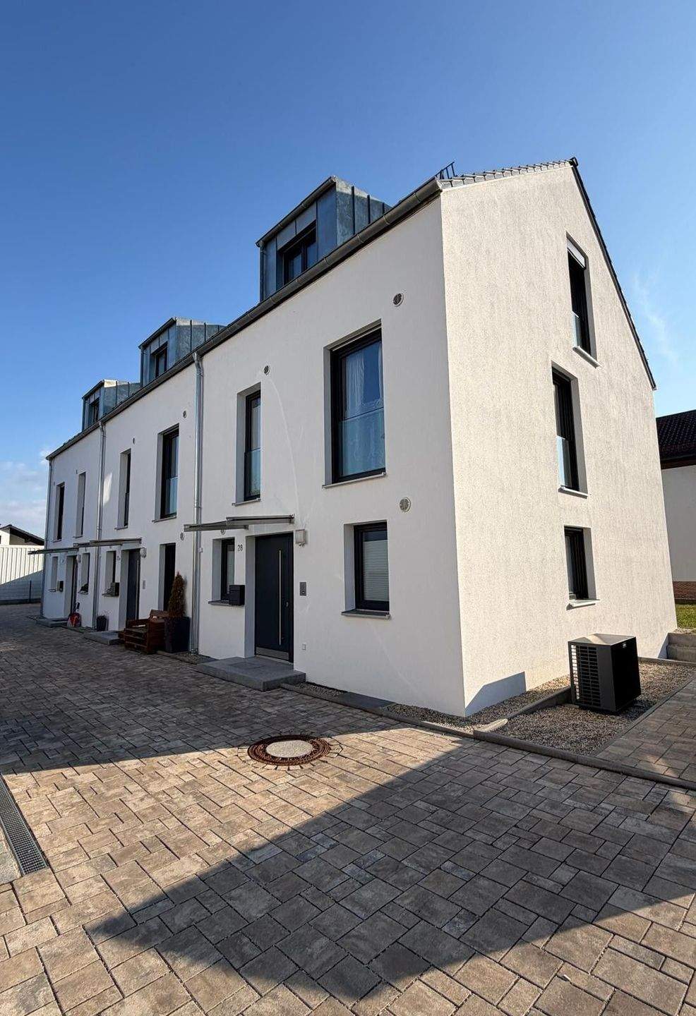 Thumbnail-Modernes Reihenendhaus mit Photovoltaik, hochwertiger Ausstattung und sonnigem Garten in Schwandorf!