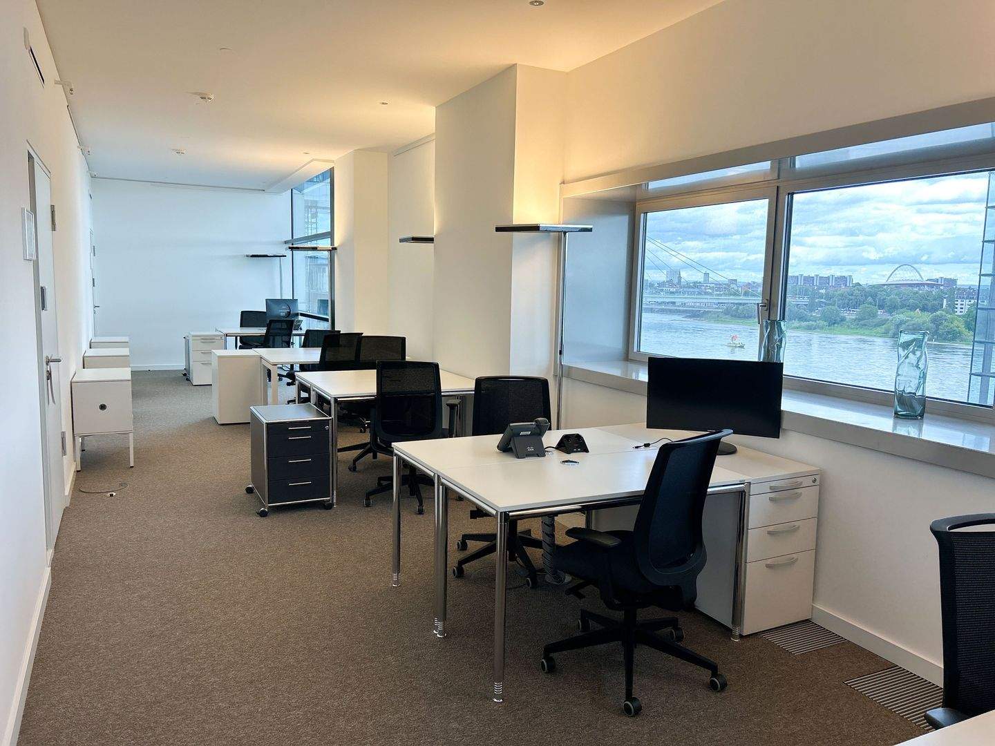 Thumbnail-Voll ausgestatteter privater Büroraum für Sie und Ihr Team in Signature Kranhaus Süd