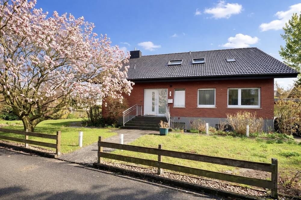 Thumbnail-Einfamilienhaus mit großem Garten und Doppelgarage