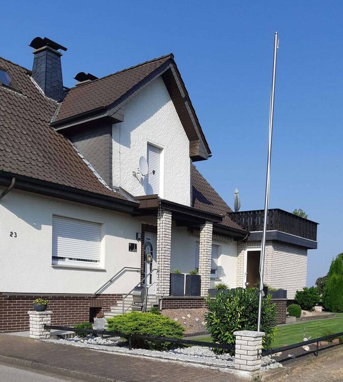 Thumbnail-Attraktives Einfamilienhaus mit großem Garten und 2 Garagen in Borgentreich