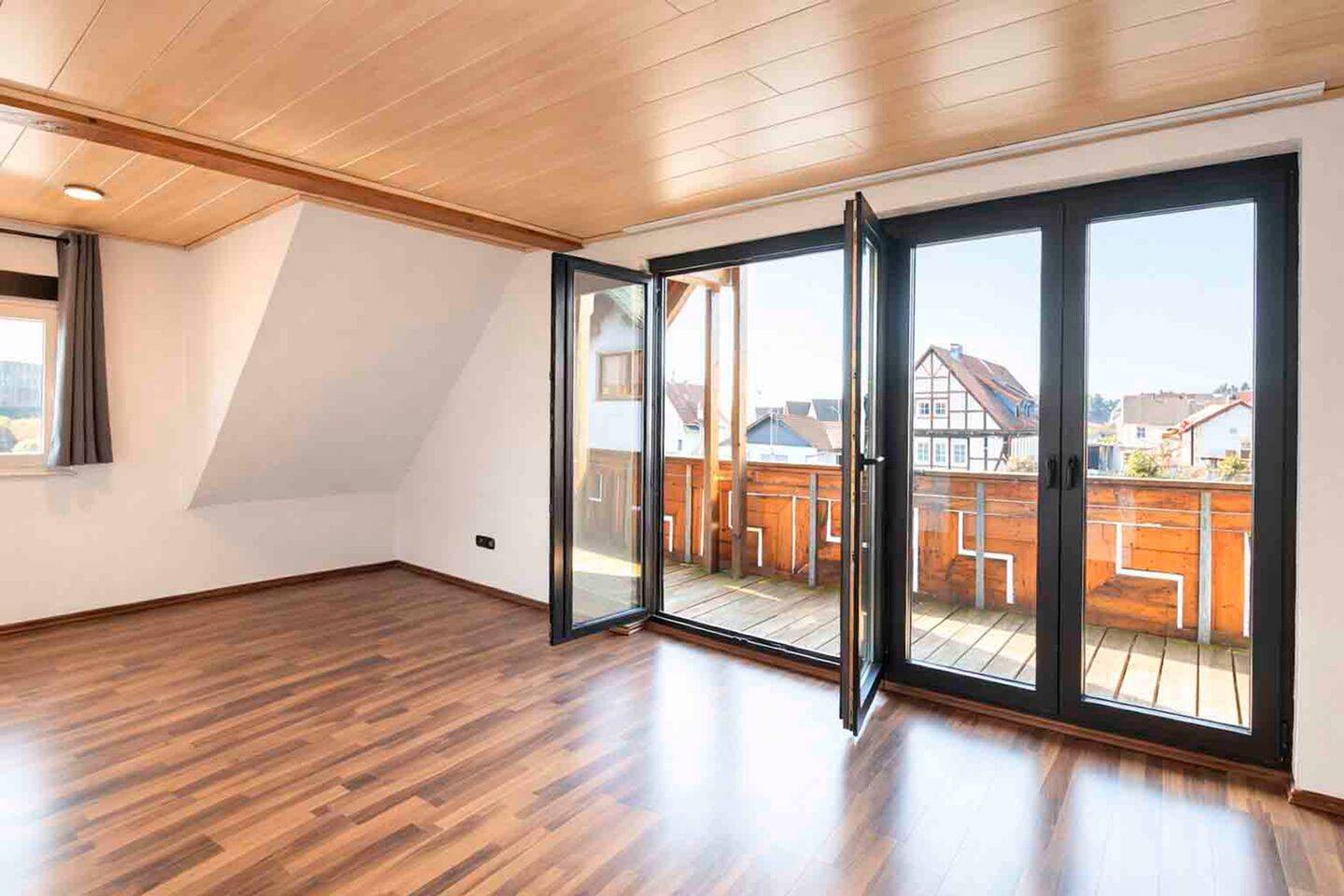 Thumbnail-Fast wie ein eigenes Haus - charmante Maisonette-Wohnung mit Kamin, Balkon & Dachstudio