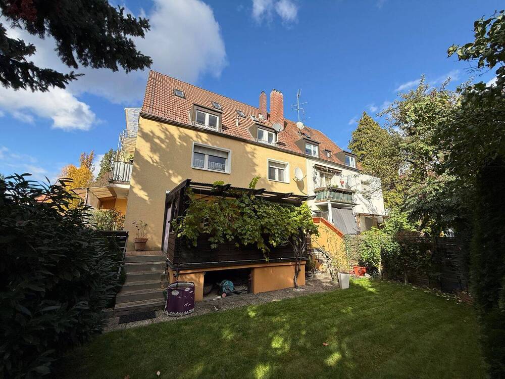 Thumbnail-Stattlich Wohnen in Nürnberg: Wohnhaus mit Garagen und überdachter Pergola - teilweise vermietet