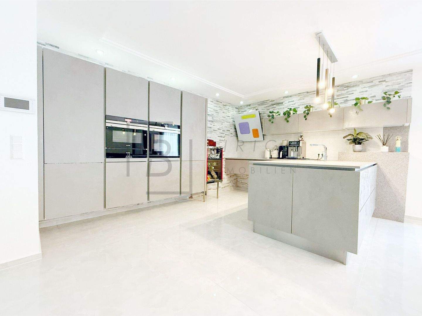 Thumbnail-Attraktiver Gewerbekomplex mit zwei Werkstätten, Lager- und Büroflächen