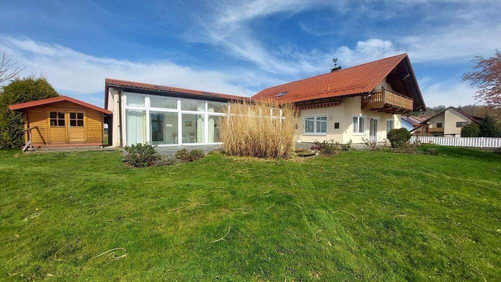 Thumbnail-Großzügiges Haus - 3 Wohnungen mit ca. 396 m² Wohnfläche, Indoor-Pool, 3 Garagen und Carport und 1190m² Grundstück in Irchenrieth zu verkaufen