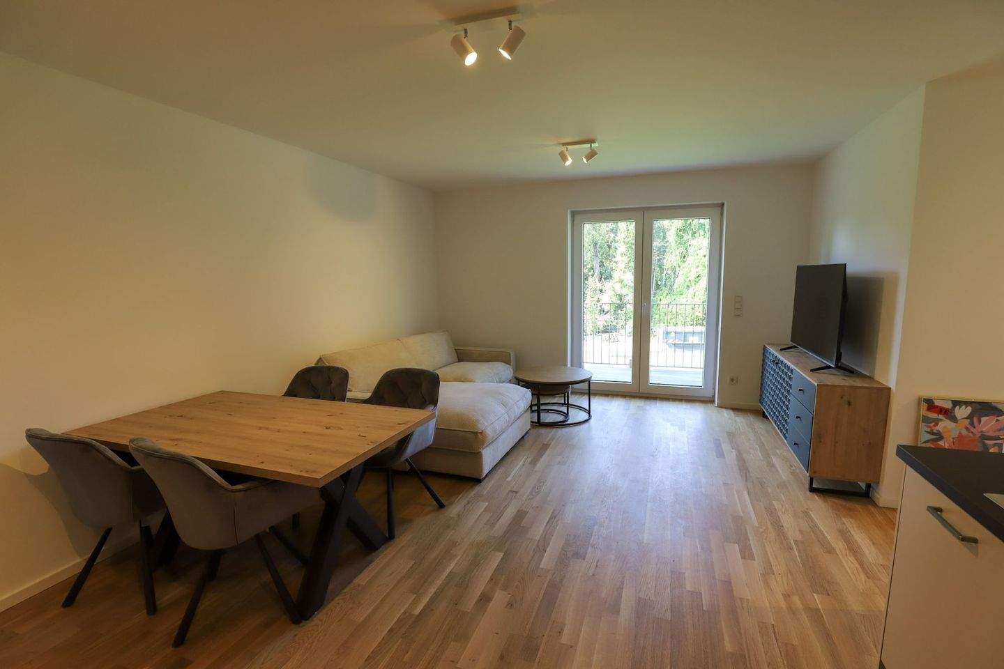 Thumbnail-** Feldrandlage** Vollmöblierte 4-Zimmer-Wohnung mit Einbauküche und Balkon