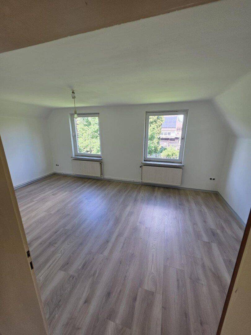 Thumbnail-Lichtdurchflutete 2-Zimmer-Wohnung mit kleinem Gartenanteil in Emmerstedt - Neu renoviert