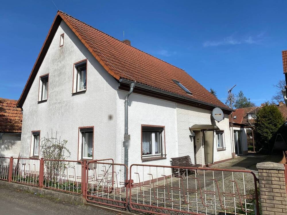 Thumbnail-Geräumiges Wohnhaus mit separaten Garten