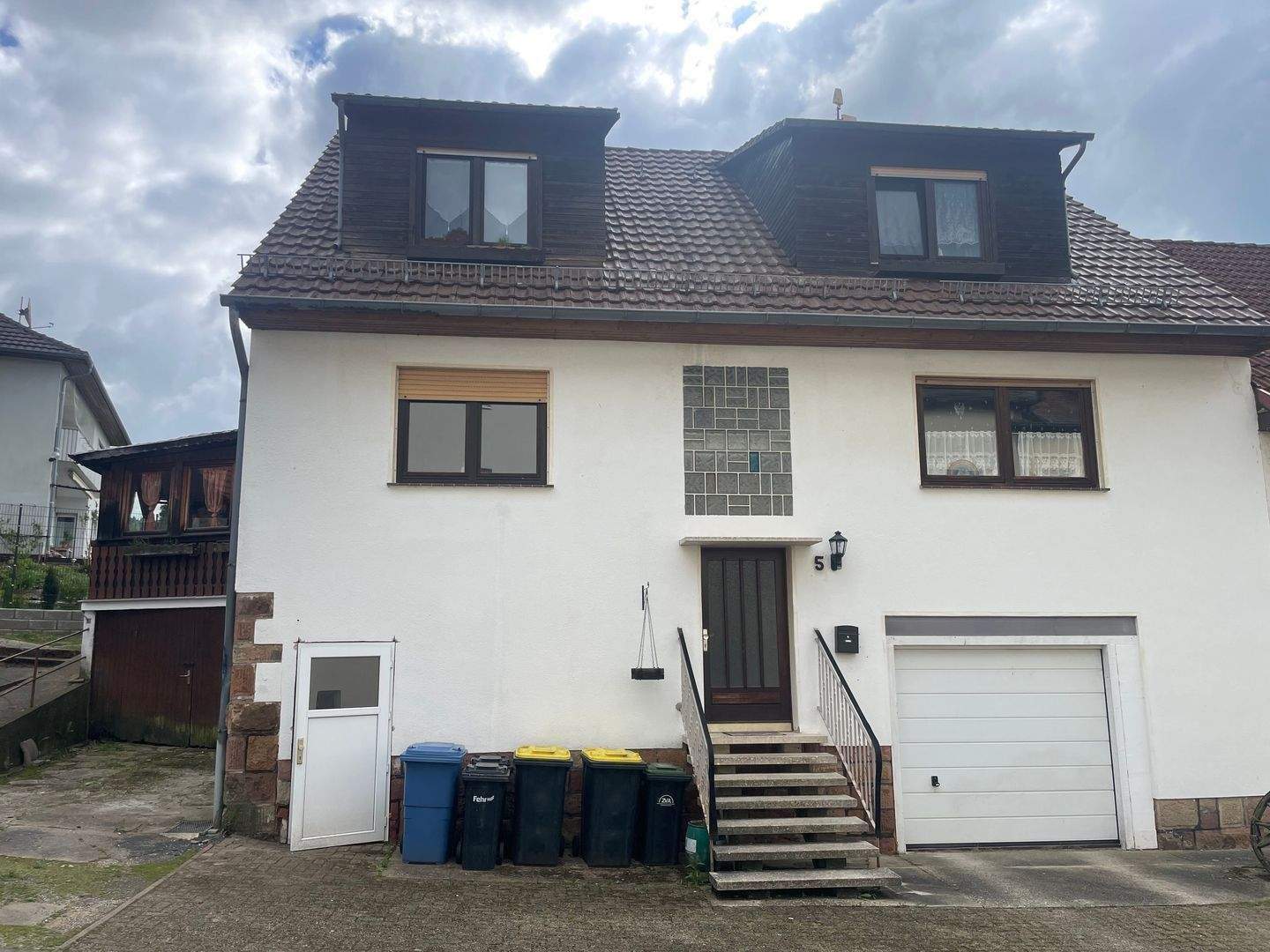 Thumbnail-Zweifamilienhaus mit Garagen am Ortsrand von Knüllwald-Rengshausen