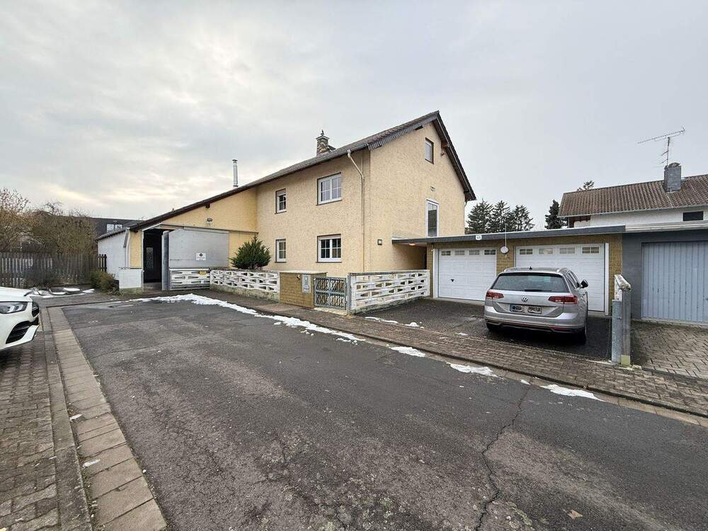 Thumbnail-Viel Platz für Familie & Ideen – Zweifamilienhaus mit Pool, Halle und Garten