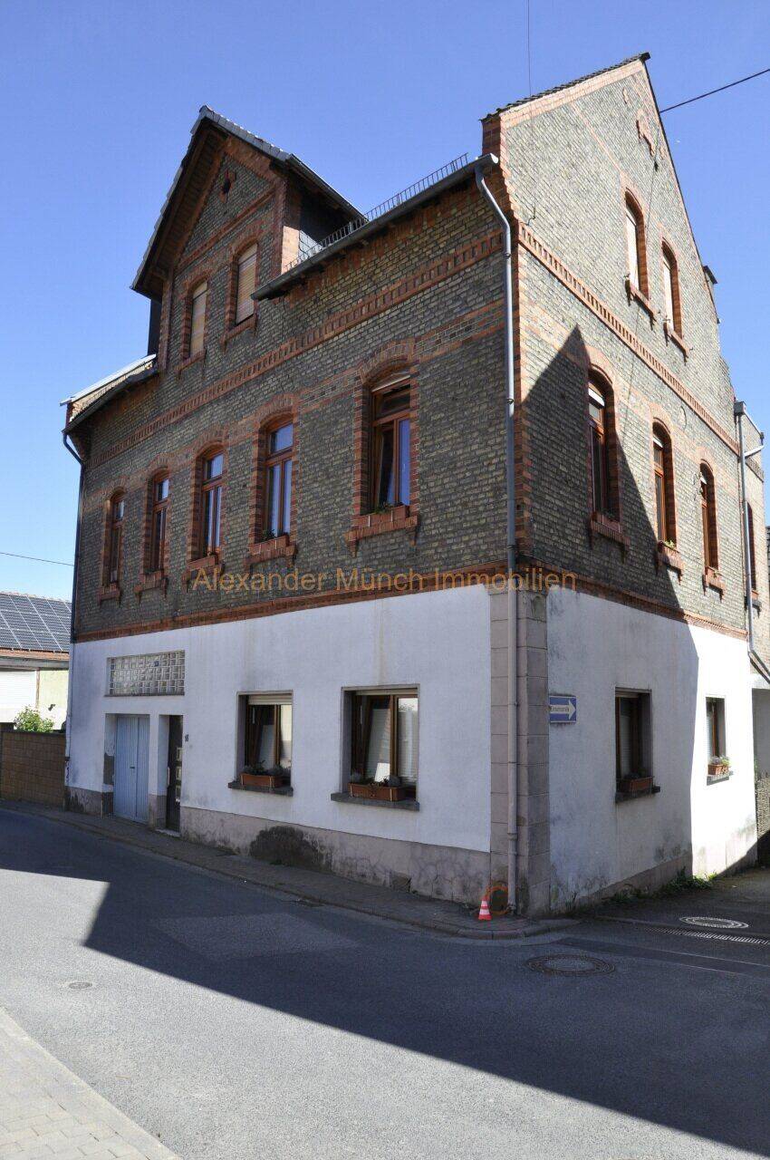 Thumbnail-Niedernhausen-Vermietetes Dreifamilienhaus mit ausbaufähiger Scheune in Königshofener Kernlage!