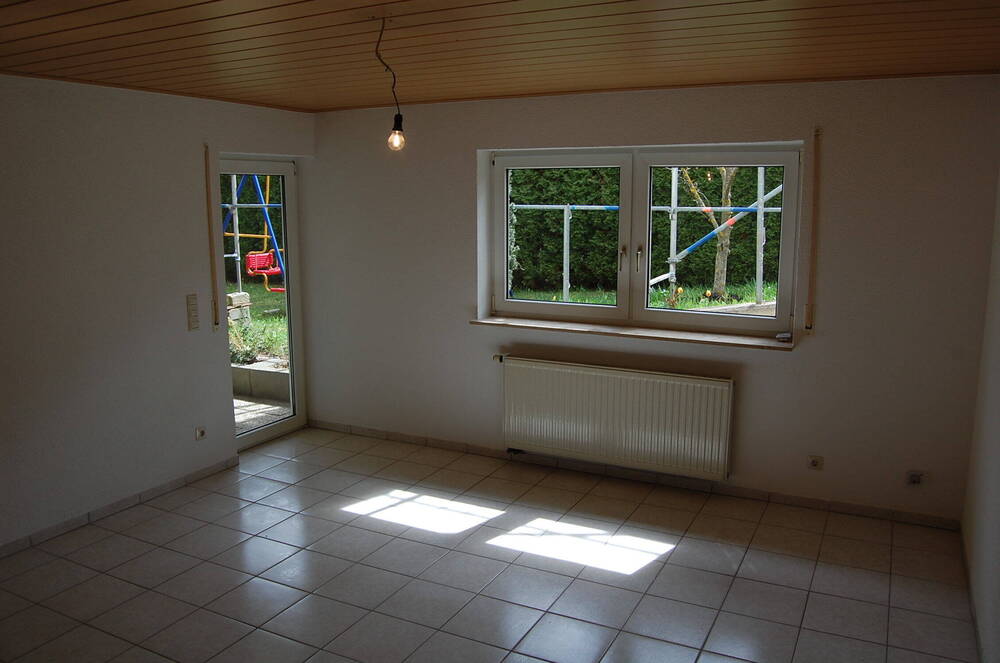 Wohn- und Esszimmer mit Blick in Garten