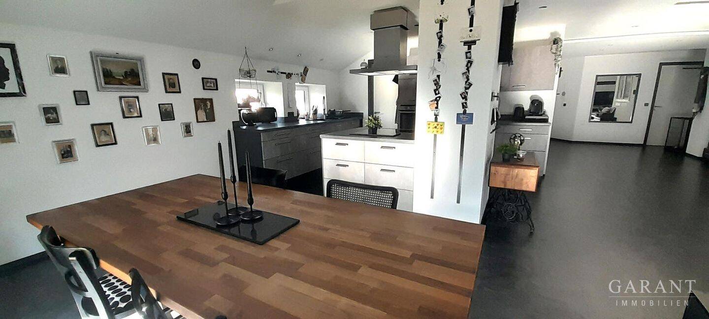 Thumbnail-* Modernisiertes Zweifamilienhaus mit großem Grundstück *