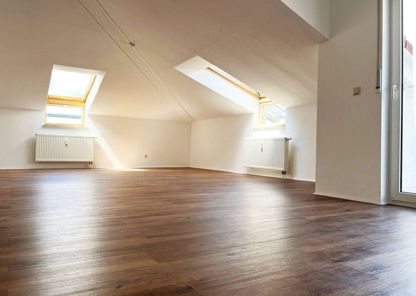 Thumbnail-Dachgeschosswohnung mit zwei Balkonen, neuer Einbauküche und Tiefgaragenstellplatz