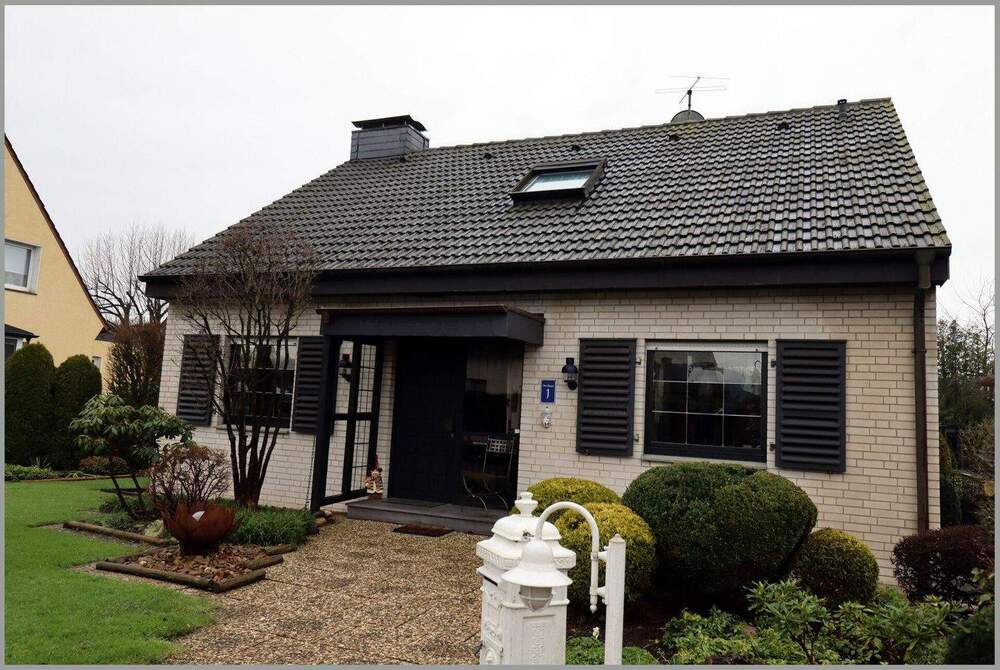 Thumbnail-Sehr gepflegtes, unterkellertes Einfamilienhaus mit 3 Garagen