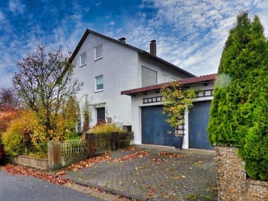 Thumbnail-Charmantes Zweifamilienhaus mit großem Grundstück und langjährigen Mietern in ruhiger Lage