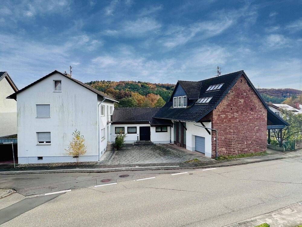 Thumbnail-Queidersbach - Geräumiger Gebäudekomplex bestehend aus zwei Einfamilienhäusern