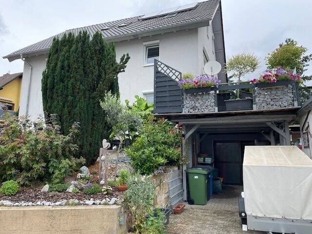 große seitliche Erdgeschoss-Terrasse