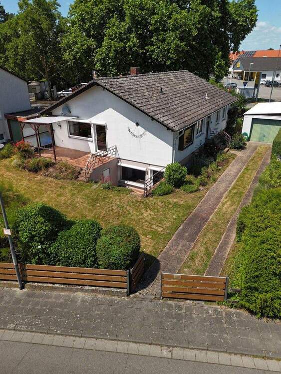 Thumbnail-Einfamilienhaus mit großzügigem Garten, Schwimmbad und Garage