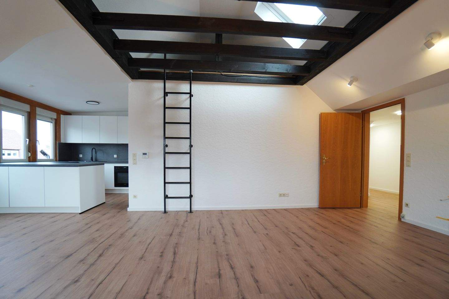 Thumbnail-Top renovierte 3,5-Zimmer-Atelierwohnung mit EBK u. Südbalkon in bevorzugter Aussichtslage