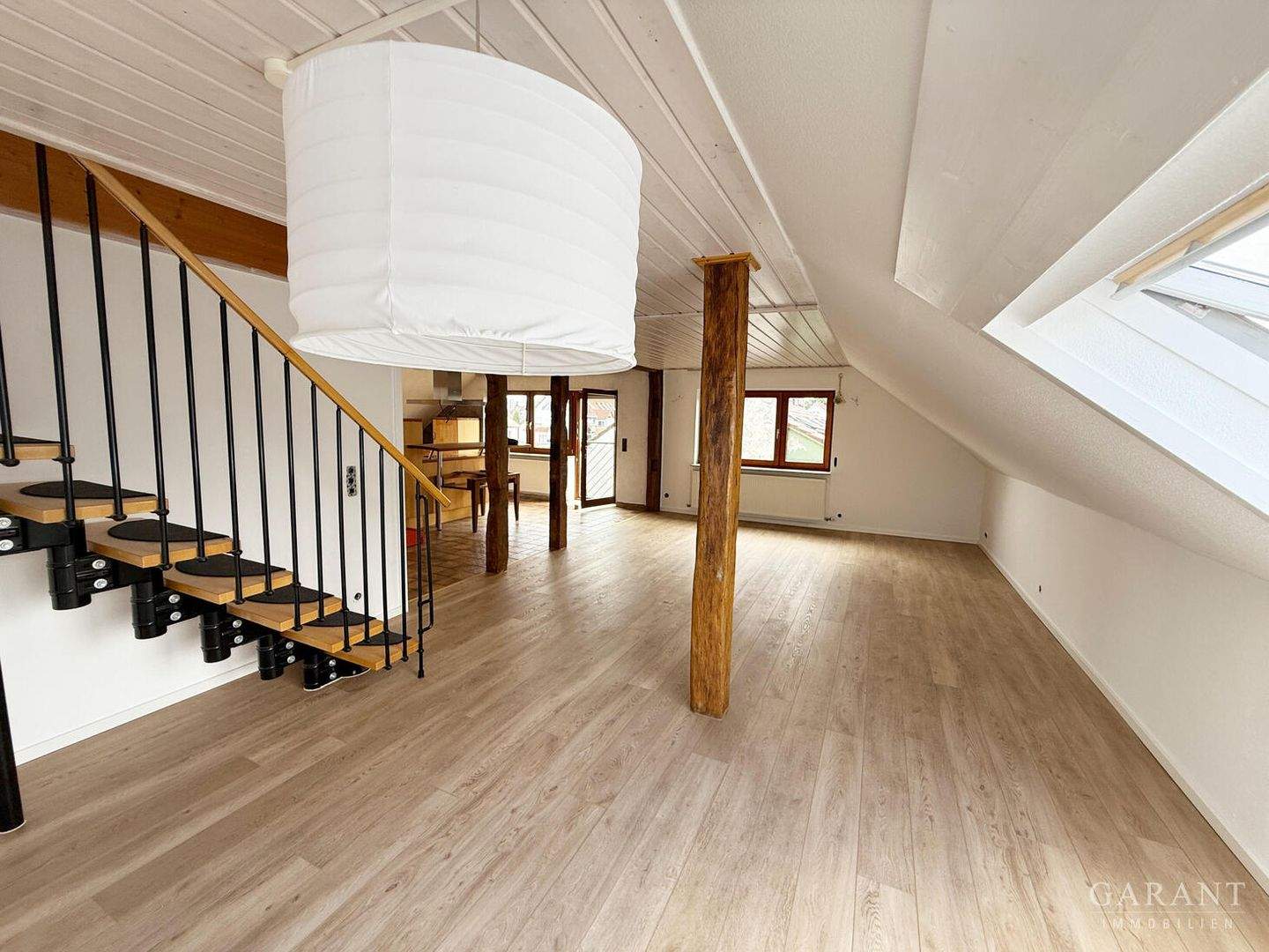 Thumbnail-Großzügige 3 Zimmer-DG-Wohnung mit zusätzlich ausgebautem Dachboden!